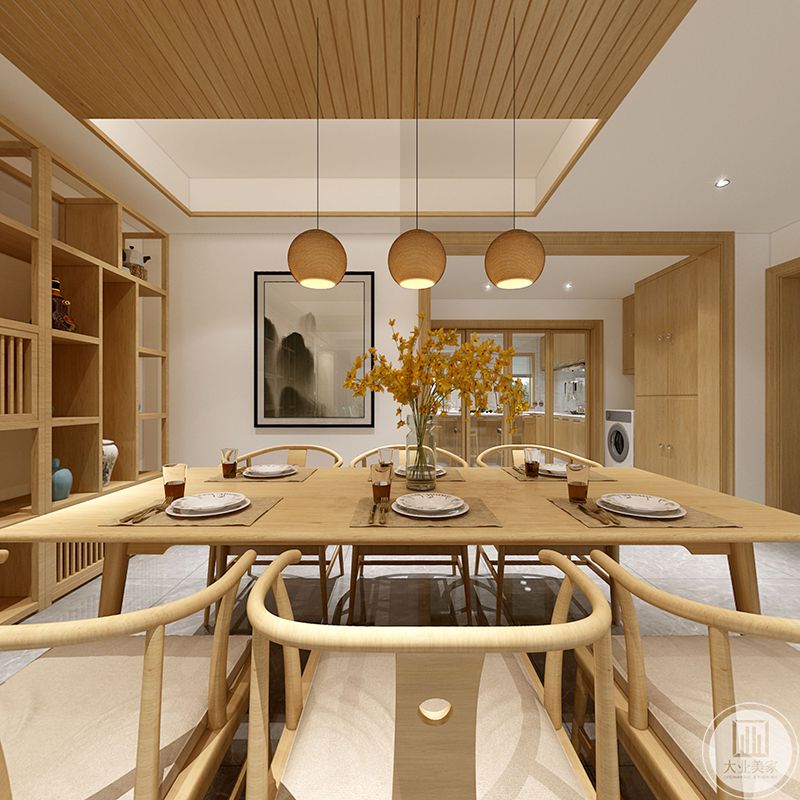 简约的餐厅设计，顶面用木头做了一点造型，增加了整体的空间层次感，在墙面设计了一直展示柜，方便平时的收藏和使用。整体家具都是原木色，回归自然本质。
