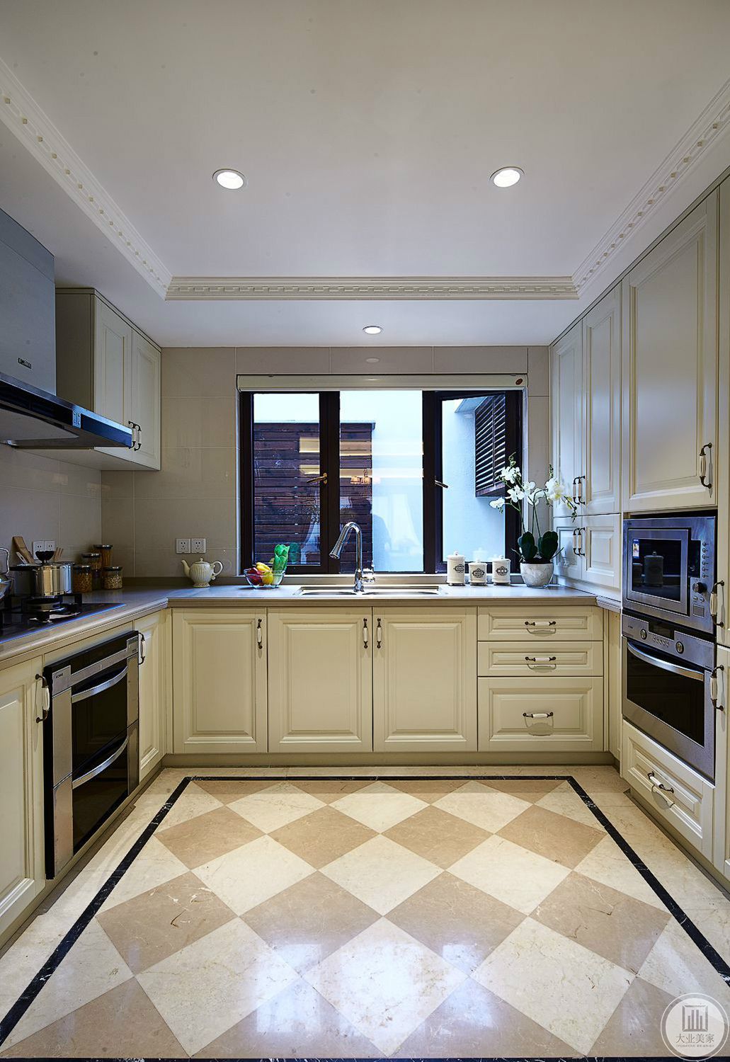 厨房也是以米白色为主，白色的整体橱柜，简洁大方的款式，空间没有做对于的造型，简简单单的方顶，瓷砖的选择比较个性，在简洁的空间里让其更有特色。