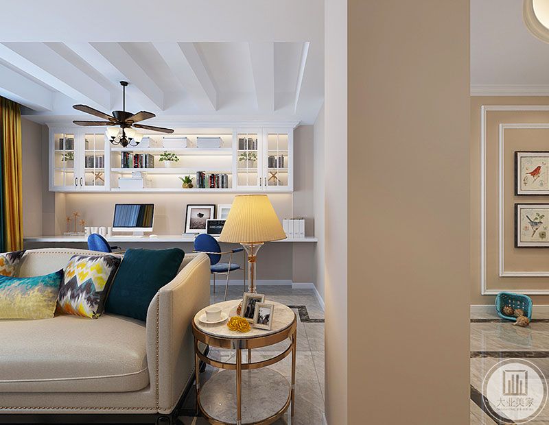 开敞式的书房和客厅相连接，视觉上更加通透，采光更好。