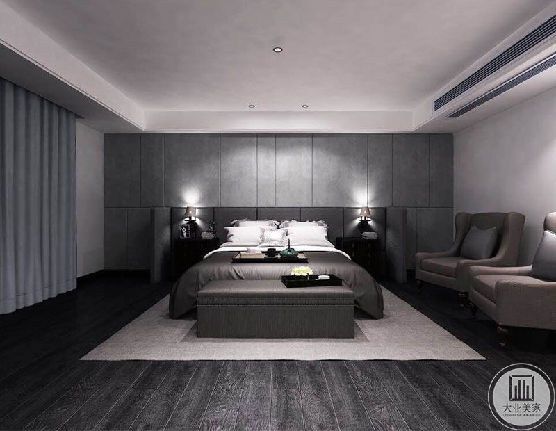 卧室也采用了深灰色地板和浅灰色墙面硬包搭配，凸显主人独特得个性。墙面深色护墙板的背景墙，整个空间简约大气，很舒适。