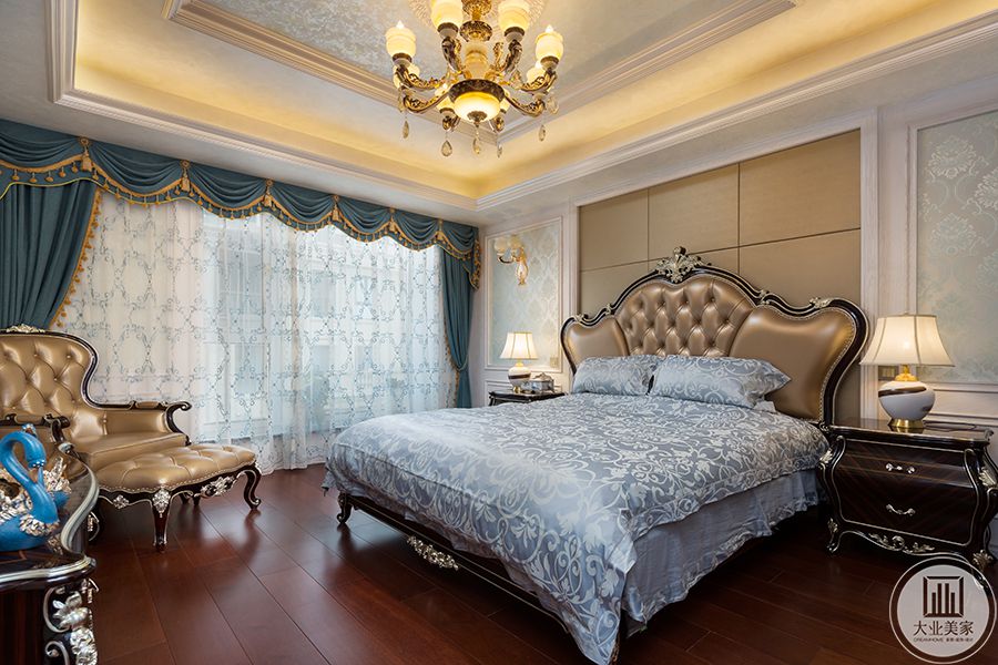 二层主卧色彩比较成熟，软包的背景墙与欧式家具互相呼应，搭配天蓝色窗帘，让空间生动又富有活力。
