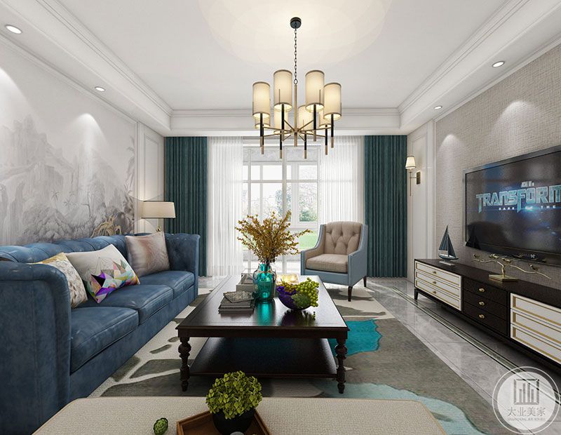 客厅一副山水画作为沙发背景、软装上采用蓝色沙发，墨绿色窗帘、大大的落地窗很好的增加客餐厅的采光，在客厅休息的时候可以很好的观赏户外的美景。