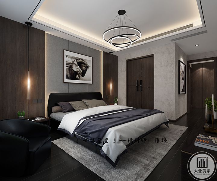 二层主卧，黑色皮质的床与休闲沙发看着就很舒适，木质面墙体简简单单，但是又不失大气，这是主人的私密空间。