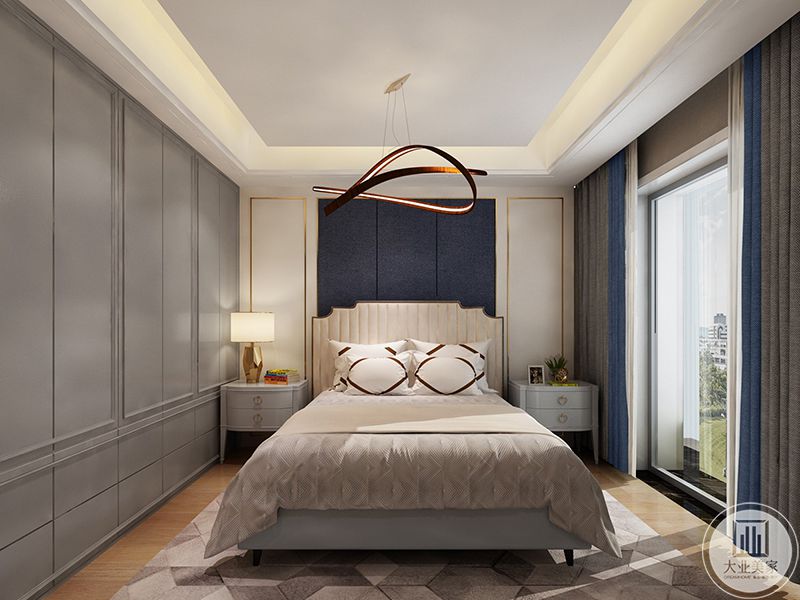 主卧  、轻奢风格装修效果图，大落地窗使得卧室十分明亮，白色，金色，灰色的色彩搭配使得空间感十足，连床上用品的颜色都是符合整个空间整体的色彩，让人舒适且安逸