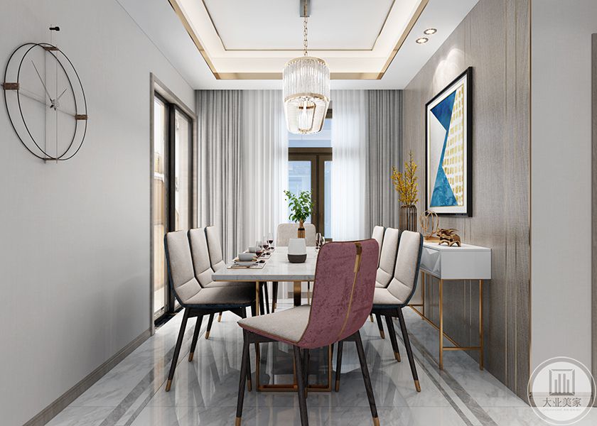 餐厅的整体设计同样以灰色调为基础，在桌椅以及墙面上添加了金色的不锈钢线条做装饰，使得餐厅更有现代感以及用餐氛围。