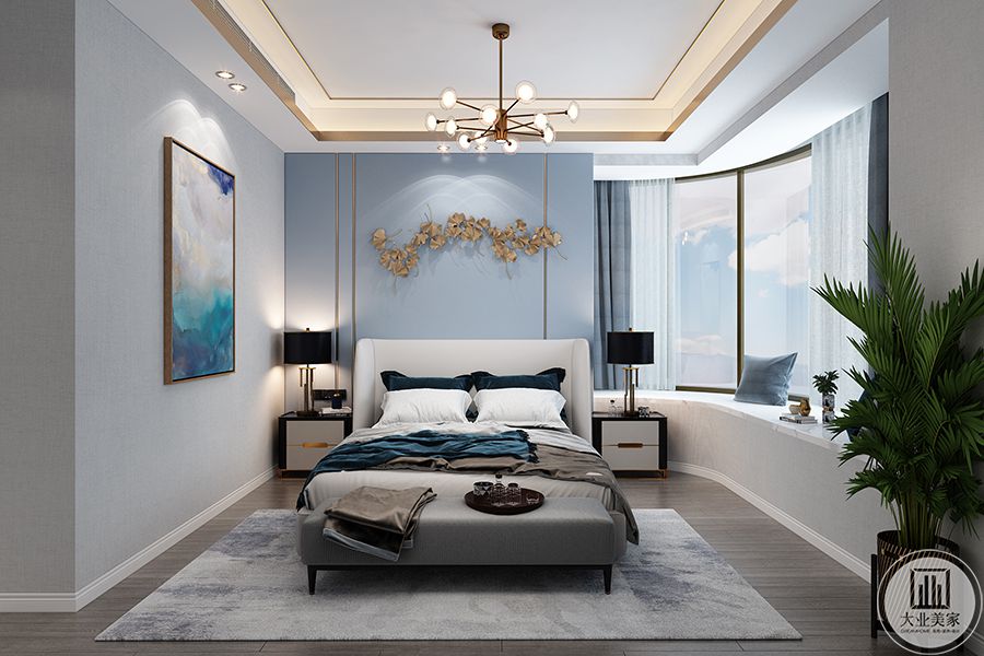 主卧室以蓝色调为基础，安静、柔和。弧形的飘窗，视野开阔，在闲暇之余也可以眺望远景舒畅心情。
