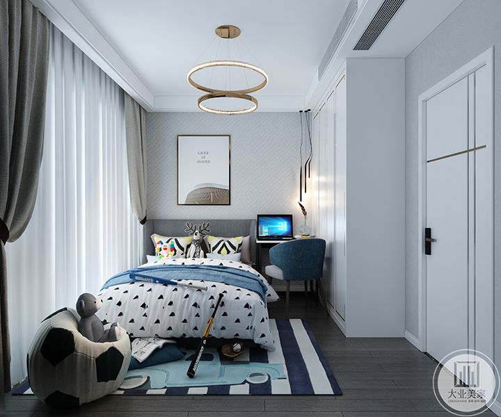 儿童房不需要太过复杂的装饰，灰色的地板同白色的家具对比鲜明而不突兀，这样的空间搭配蓝色调的床让人感到温馨舒适。
