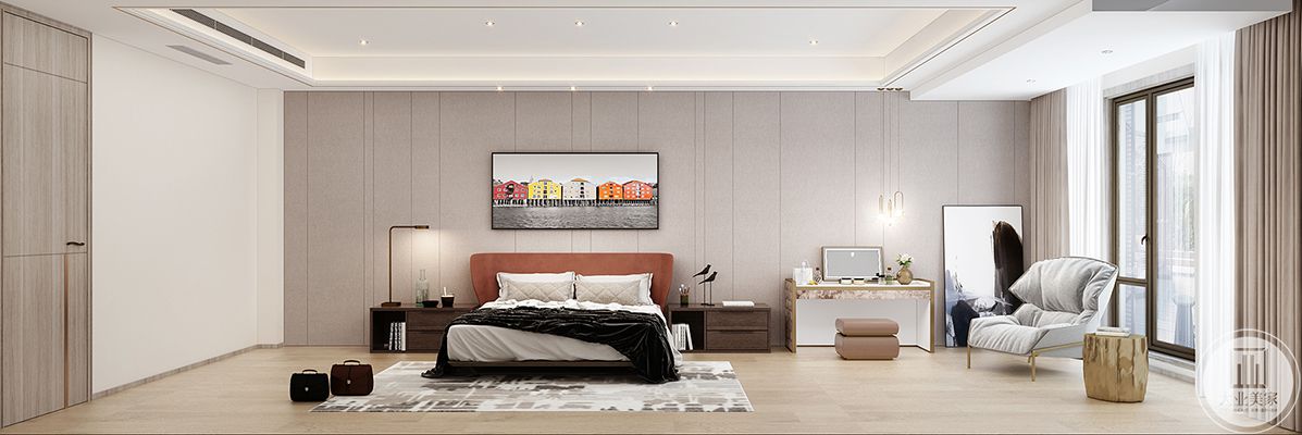 主卧室浅黄色地板，墙面白色乳胶漆，床头背景为咖色硬包饰面，搭配深色家具更体现质感。