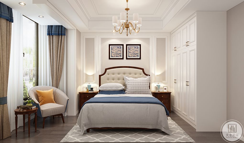 二层客卧，客卧深木色家具搭配咖色窗帘，点缀绛蓝色床品和帘幔，增加空间质感。