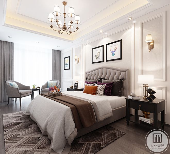 一层次卧，长辈房用深咖色床品搭配灰色窗帘，沉稳舒适。