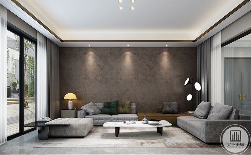 一层客厅背景以深咖色墙布为主，搭配灰色组合沙发及灰色窗帘，整体色彩统一融洽。