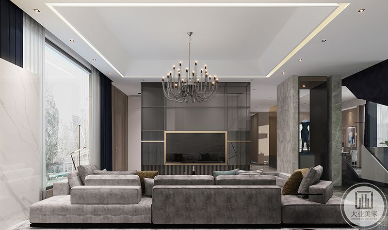一层客厅背景以咖色木饰面为主，搭配灰色组合沙发及深蓝色窗帘，整体色彩统一融洽。