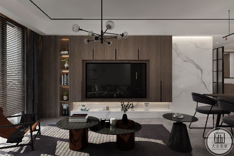 布置简洁，客厅的以黑白灰为主调，展现一个休闲的氛围。休闲的灰色沙发配合橙色的软垫，展现出和谐宁静的家居生活气氛。