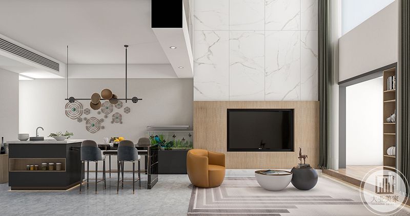 客厅主题以灰色系为主，搭配色彩较纯的沙发，增加了视觉冲击力。挑高空间贴了白色大理石，而它的灵魂是将空间无限放大，让空间充满无限乐趣。