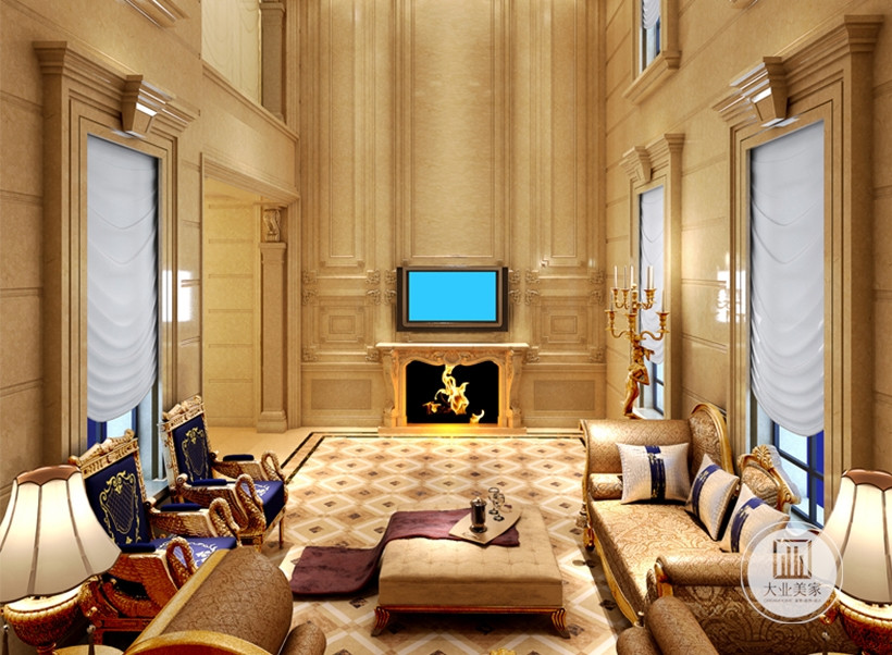 客厅凸显欧洲贵族气质，金黄色主色调搭配蓝色座椅，说不出的高贵感复古的线条装饰，电视墙下壁炉样式更加合理，加上烛台和整个高挑的空间更加的浪漫开阔