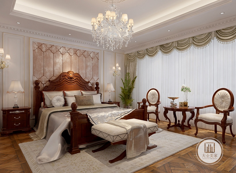 主卧的床和窗帘都是标准的欧洲风格设计，尽显浪漫奢华，高贵典雅，大落地窗外面的风景一览无遗边上休闲茶座，可以边休息边看风景十分惬意
