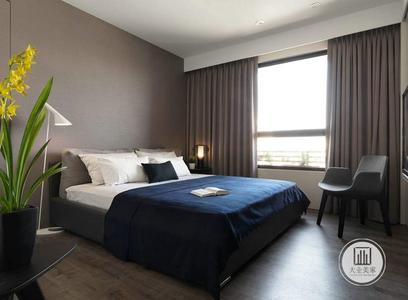 卧室没有其他的造型，整体也是以灰色调为主，灰色的家具、灰色护墙板、灰色的地板和窗帘、床上一抹深蓝色被单让空间多了调色之感，整体沉稳又有品质。