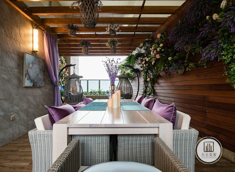 顶层的露台采用园林式的设计，不仅解决居家晾晒功能而且增加花园式的居家场所。