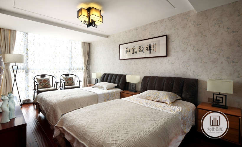 卧室，红色木地板铺设地面，客房双人床增加休息空间。花色墙纸铺贴和字画挂画装饰床头背景墙，简易床头柜灯饰和吊顶灯饰。