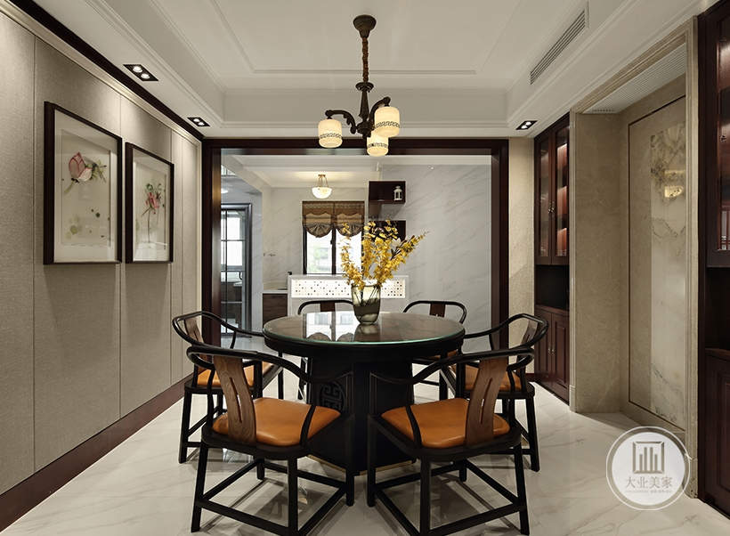 餐厅，6人圆桌椅，木质黑色桌椅搭配玻璃台面和棕色坐垫，墙面植物挂画装饰，新中式风格装修效果图