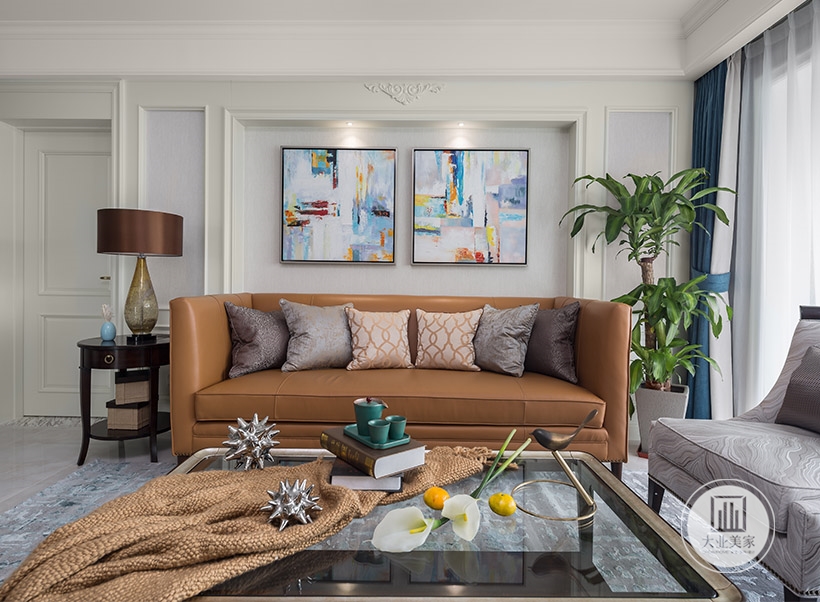 客厅橙色的沙发给人带来一定的视觉冲击，茶几上的花艺和沙发后的植物，为空间增添灵动的自然气息，在这个看似不张扬的空间里，却有着丰富的节奏递进。