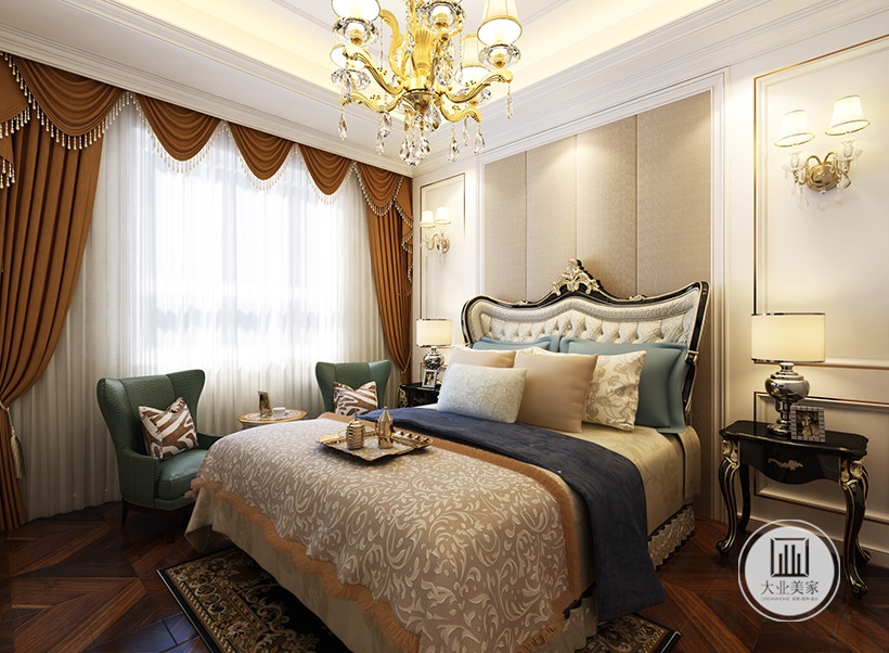 卧室亚麻色的欧式窗帘，深色系的拼花地板，布艺质感的软包，突显了墙面的层次感，再搭配欧式特色的皮质家具，整体空间雅致又奢华。