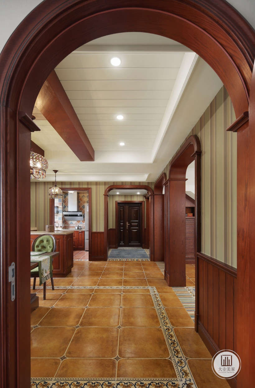 入户木漆面门廊，餐厅区域花色大理石瓷砖线条划分空间，入户就可见餐厅和厨房吧台空间。