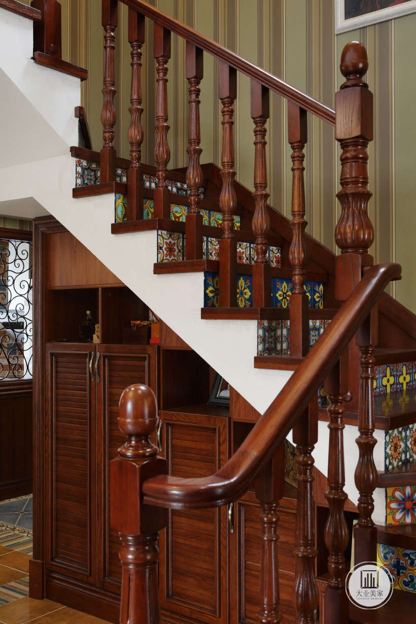 楼梯一角，定制储物柜，楼梯太接触花色瓷砖铺贴搭配深色地板和扶手。
