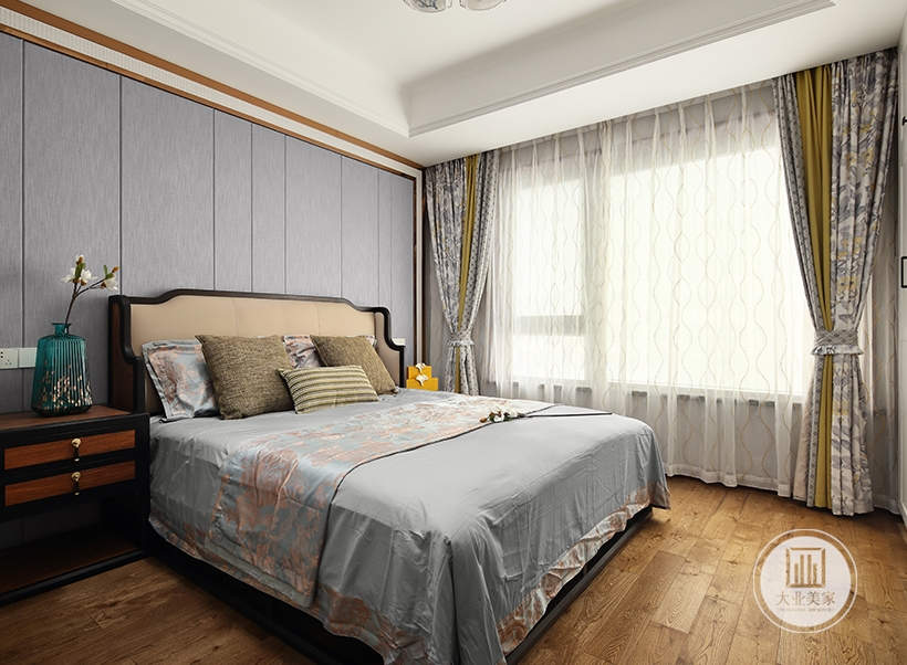 卧室，黄色木地板铺装，床头背景墙面蓝灰色墙纸铺贴。花色窗帘搭配深色床头柜床靠形成色彩反差，新中式风格装修效果图