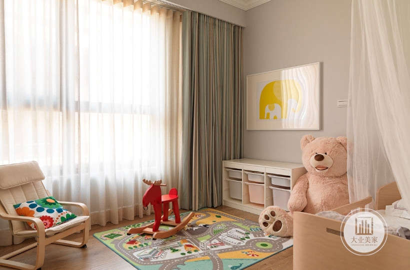 卧室大落地窗提供了良好的采光，米黄色的色彩搭配更能体现童话般的色彩，更加温馨