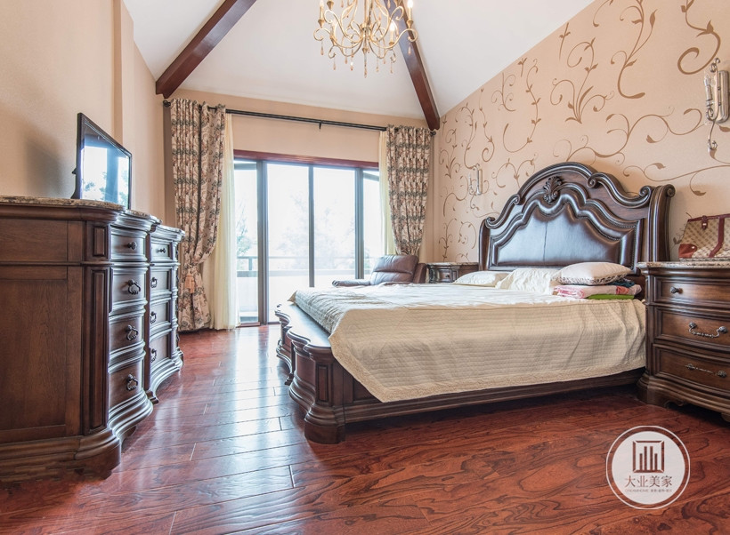 卧室大面积的墙纸，以及美式古典家具相结合，凸显品位大落地窗也使得整个房间明亮高贵