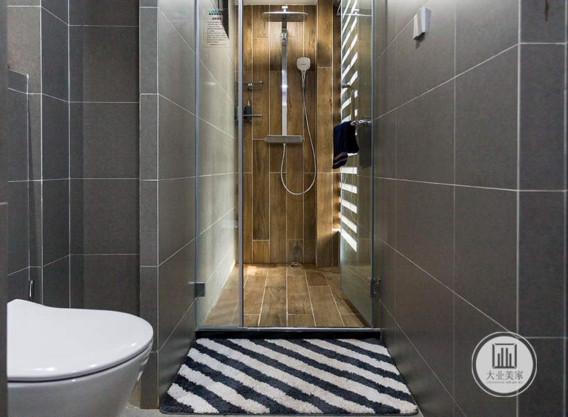 卫生间做的干湿分离，淋浴房木纹大理石瓷砖铺贴，卫生间灰色大理石瓷砖墙面，现代风格装修效果图