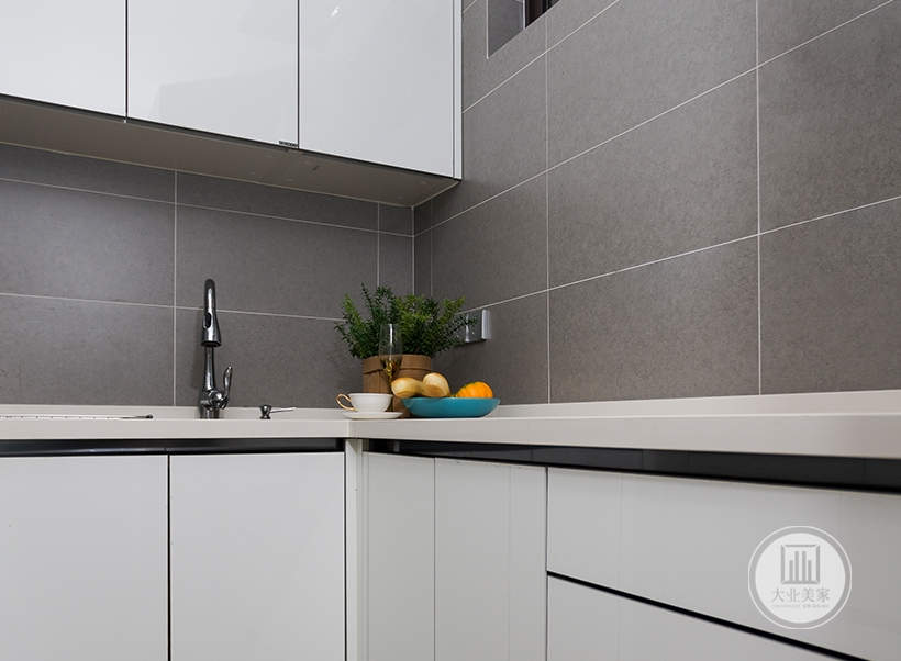 厨房一角，白色大理石台面和白色柜体，采用挂式柜体增加餐厨用品储物空间，现代风格装修效果图。