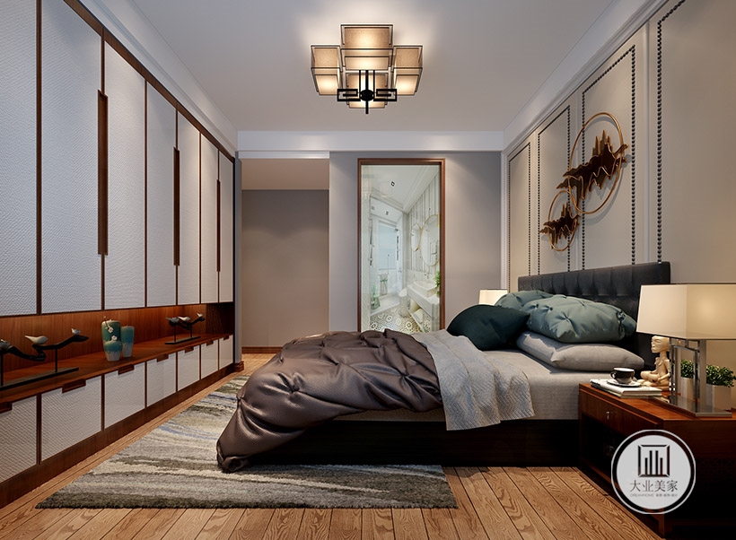 卧室，墙面一侧定制木衣柜，移门采用白色面，床头金属挂饰装饰墙面。新中式风格装修效果图