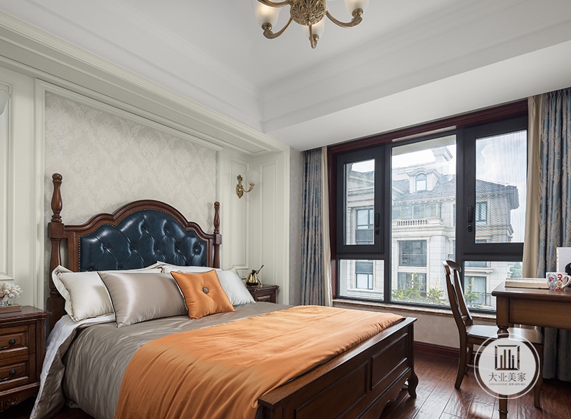 卧室的格局相差不大，素色为主，软装上放上橙色抱枕，给素色的空间增加一抹鲜活。