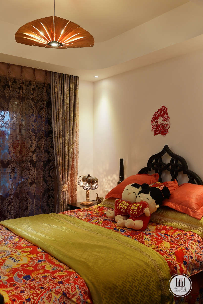 卧室，灰色窗帘搭配红色床品，木质床座和床头柜搭配中性光射灯尽显柔和。