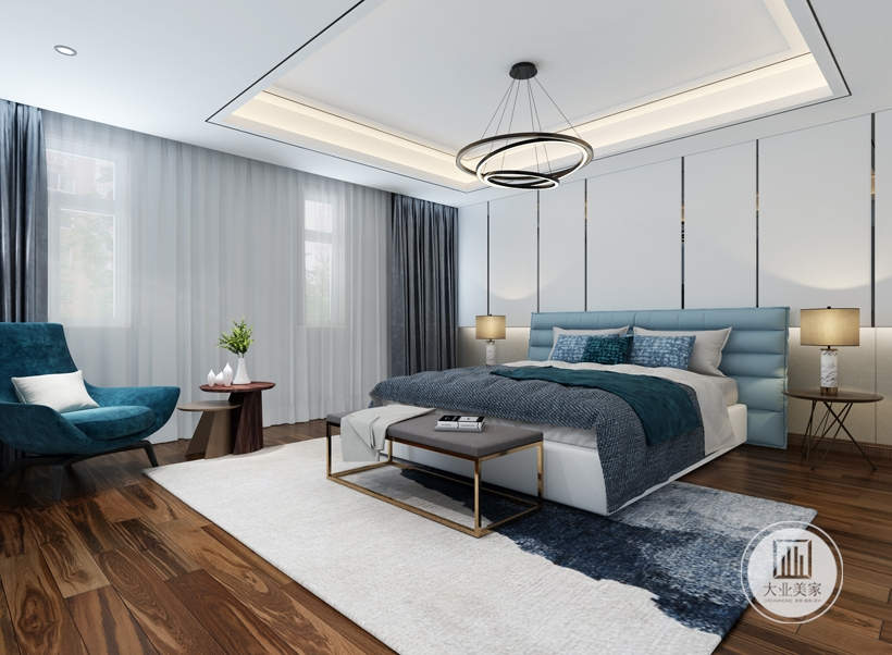 二层卧室空间以白色为主调，配蓝色系床品及装饰画，给人安静祥和的感觉