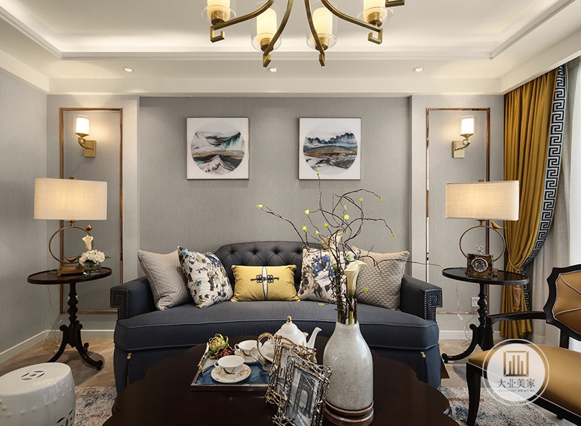 客厅，深蓝色沙发背景墙面灰色壁纸铺贴，木线条搭配灯饰和山水挂画，桌面枝干饰品。新中式风格装修效果图