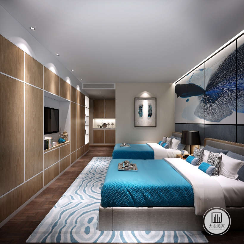 卧室，电视背景墙面一侧定制木色衣柜，两张床预留了大的客房空间，床头背景墙面挂画拼接而成一副色彩画。地面蓝色波浪纹地毯搭配床垫色彩，增加空间亮色。