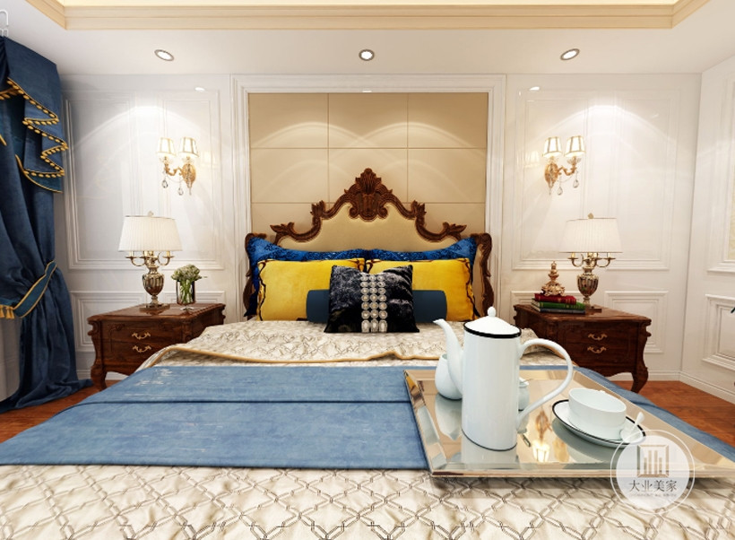 主卧色彩比较成熟，软包的背景墙与欧式家具互相呼应，搭配天蓝色窗帘，让空间生动又富有活力。