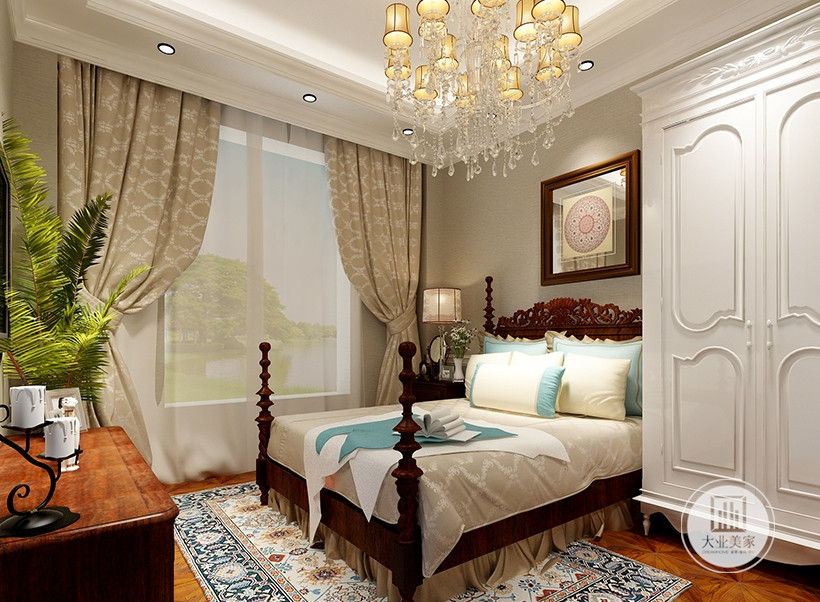客房设计虽然空间不大但也体现出了欧洲人的浪漫主义风格，金色的吊灯古典的家具，结合白色的衣柜，高贵典雅同时增加了实用性和美观