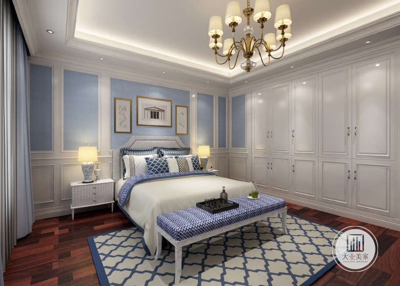 卧室：蓝白的色调，简洁明了，优美的线条加上护墙板与柜门所共同营造的凹凸感，各种元素相互呼应，风情万种。